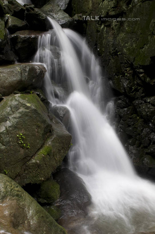 无人,竖图,室外,白天,正面,旅游,度假,石头,美景,瀑布,山,山脉,水,中国,亚洲,阴影,飞溅,溅,光线,石子,液体,影子,景观,山峰,水滴,青苔,苔藓,山峦,娱乐,浙江,水珠,安吉,安吉县,浙江省,阳光,自然,群山,享受,休闲,景色,放松,喷洒,自然风光,东亚,中华人民共和国,华东地区,浙,湖州,湖州市,跌水,石块,岩石,彩图,shylt1