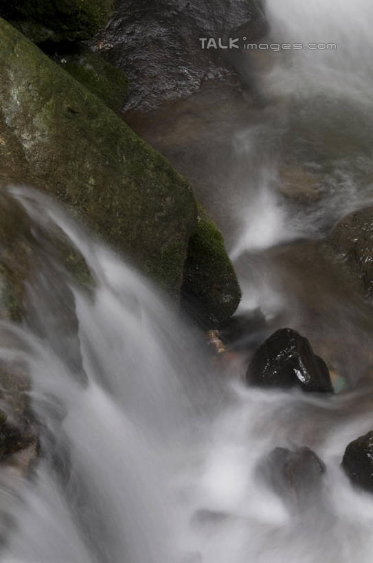 无人,竖图,俯视,室外,特写,白天,旅游,度假,石头,美景,瀑布,山,山脉,水,中国,亚洲,阴影,飞溅,朦胧,模糊,溅,光线,石子,液体,影子,景观,山峰,水滴,青苔,苔藓,山峦,娱乐,浙江,水珠,安吉,安吉县,浙江省,阳光,自然,群山,享受,休闲,景色,放松,喷洒,自然风光,东亚,中华人民共和国,华东地区,浙,湖州,湖州市,跌水,石块,岩石,彩图,高角度拍摄,shylt1