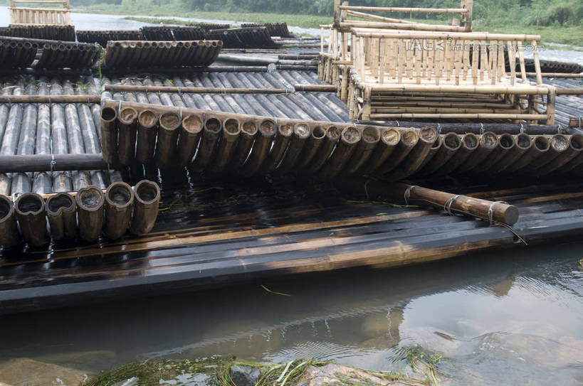 无人,栏杆,横图,室外,白天,正面,旅游,度假,草地,草坪,湖,湖泊,美景,水,植物,中国,亚洲,一排,阴影,波纹,竹制,整齐,编织,光线,影子,竹排,湖面,景观,水流,水面,围栏,运输工具,涟漪,娱乐,浙江,护栏,竹筏,草,安吉,安吉县,浙江省,排列,绿色,水纹,阳光,自然,交通工具,波浪,湖水,享受,休闲,景色,放松,竹条,竹制品,队列,自然风光,载具,东亚,中华人民共和国,华东地区,水晕,浙,湖州,湖州市,水上交通工具,彩图,shylt1