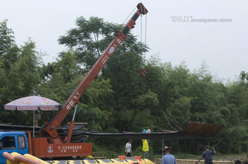 东方人,四个人,伙伴,朋友,建筑工人,站,举,横图,室外,白天,友谊,合作,团队,技术,草地,草坪,美景,树林,植物,建筑,帽子,中国,亚洲,阴影,服装,光线,伞,头盔,影子,雨伞,遮阳伞,景观,注视,休闲装,黄种人,设备,阳伞,浙江,吊车,草,树,树木,安吉,安吉县,浙江省,施工,工人,背面,衣服,蓝色,绿色,蓝天,天空,阳光,自然,安全帽,交通工具,天,观察,看,托,站着,休闲,休闲服,机械,起重机,景色,战略,服饰,生长,晴朗,成长,观看,工程,察看,太阳伞,关注,自然风光,载具,东亚,万里无云,中华人民共和国,华东地区,浙,联合,合谋,湖州,湖州市,工作车,施工车,汽车吊,配合,协作,男人,男性,年轻男性,亚洲人,员工,晴空,晴空万里,建筑工,举起,举手,举着,向上举,向上伸,向上托,站立,半身,彩图,匠人,劳动者,体力工,shylt1