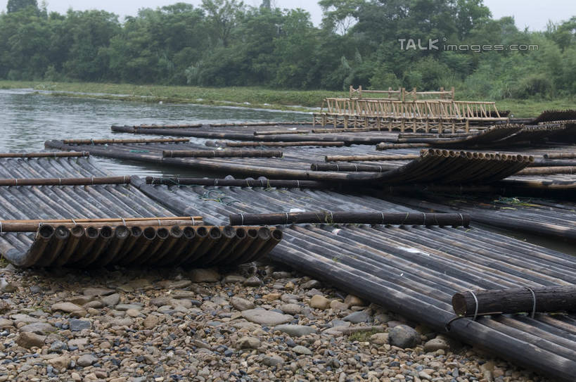 无人,栏杆,横图,室外,白天,正面,旅游,度假,草地,草坪,湖,湖泊,美景,树林,水,植物,中国,亚洲,一排,阴影,波纹,竹制,整齐,编织,光线,影子,竹排,湖面,景观,水流,水面,围栏,运输工具,涟漪,娱乐,浙江,护栏,竹筏,草,树,树木,安吉,安吉县,浙江省,排列,绿色,水纹,阳光,自然,交通工具,波浪,湖水,享受,休闲,景色,放松,生长,成长,竹条,竹制品,队列,自然风光,载具,东亚,中华人民共和国,华东地区,水晕,浙,湖州,湖州市,水上交通工具,彩图,shylt1