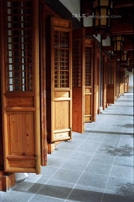 无人,寺庙,竖图,室外,白天,正面,旅游,度假,名胜古迹,门,标志建筑,地标,建筑,上海,中国,亚洲,一排,许多,阴影,节日,遗迹,整齐,并列,并排,光线,木制,影子,走道,走廊,过道,很多,燃烧,古迹,文化,文物,娱乐,建设,古建筑,真如寺,排列,阳光,木制品,香火,门框,庙宇,祈祷,享受,休闲,健康,旅游胜地,放松,许愿,宗教,信仰,纪念,祈求,申,队列,平行,古文明,东亚,普陀区,上海市,中华人民共和国,沪,华东地区,平安,彩图,庙,寺,真如镇,shylt1