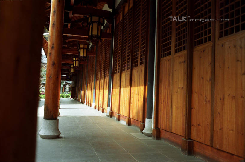 无人,寺庙,横图,室外,白天,正面,旅游,度假,名胜古迹,门,标志建筑,地标,建筑,上海,中国,亚洲,一排,许多,阴影,节日,遗迹,整齐,并列,并排,光线,木制,影子,走道,走廊,过道,很多,燃烧,古迹,文化,文物,娱乐,建设,古建筑,真如寺,排列,阳光,木制品,香火,门框,庙宇,祈祷,享受,休闲,健康,旅游胜地,放松,许愿,宗教,信仰,纪念,祈求,申,队列,平行,古文明,东亚,普陀区,上海市,中华人民共和国,沪,华东地区,平安,彩图,庙,寺,真如镇,shylt1