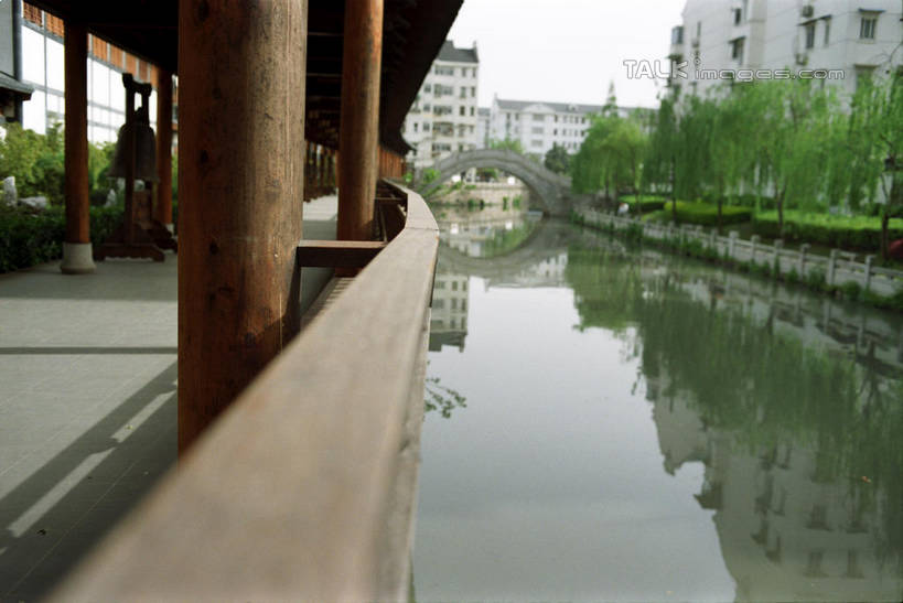 无人,家,寺庙,栏杆,横图,室外,白天,正面,旅游,度假,河流,石头,水,植物,标志建筑,地标,建筑,上海,中国,亚洲,阴影,节日,光线,石子,影子,房屋,屋子,河水,水流,公寓,围栏,走道,走廊,桥,过道,燃烧,文化,娱乐,建设,石桥,洋房,护栏,楼房,拱桥,住宅,栈桥,树,树木,真如寺,祈愿,绿色,倒影,阳光,自然,香火,庙宇,祈祷,享受,休闲,健康,旅游胜地,放松,许愿,宗教,信仰,拱形,生长,成长,纪念,人行桥,石拱桥,祈求,申,信号,倒映,报时,东亚,普陀区,上海市,中华人民共和国,沪,华东地区,召集,反照,鸣钟,平安,钟,石块,彩图,房子,庙,寺,真如镇,shylt1