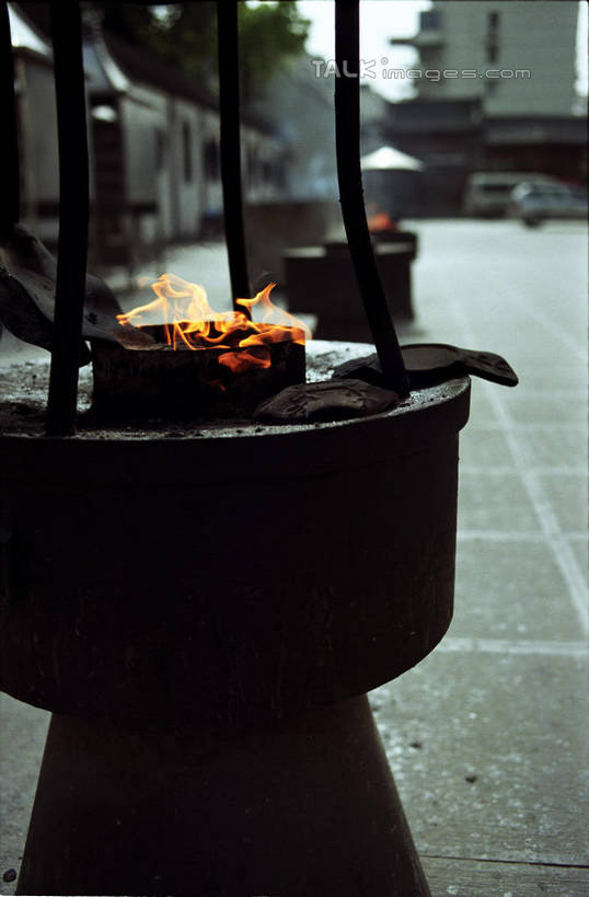 无人,家,竖图,室外,白天,正面,度假,美景,植物,城市风光,城市,道路,路,上海,中国,亚洲,阴影,光线,香炉,影子,房屋,屋子,景观,公寓,小路,交通,娱乐,洋房,楼房,住宅,树,树木,真如寺,绿色,阳光,自然,祈祷,享受,休闲,景色,放松,许愿,宗教,信仰,生长,成长,祈求,祭奠,祭祀,申,祭坛,东亚,普陀区,上海市,中华人民共和国,沪,华东地区,敬拜,彩图,房子,真如镇,shylt1