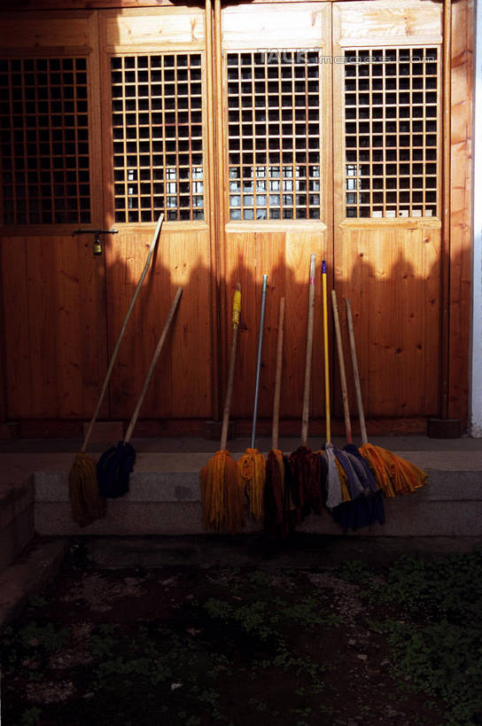 无人,寺庙,竖图,室外,白天,正面,旅游,度假,名胜古迹,标志建筑,地标,建筑,上海,中国,亚洲,阴影,节日,遗迹,光线,木制,影子,墙,燃烧,古迹,文化,文物,娱乐,建设,古建筑,墙壁,墙面,真如寺,阳光,木制品,香火,庙宇,祈祷,享受,休闲,健康,旅游胜地,放松,许愿,宗教,信仰,纪念,祈求,申,古文明,东亚,普陀区,上海市,中华人民共和国,沪,华东地区,平安,彩图,庙,寺,真如镇,shylt1