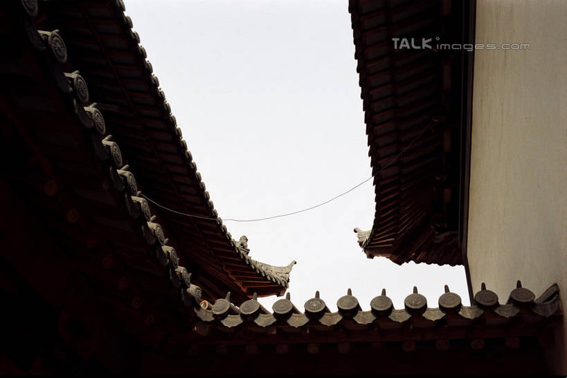 无人,寺庙,横图,室外,白天,仰视,旅游,度假,名胜古迹,标志建筑,地标,建筑,上海,中国,亚洲,阴影,节日,遗迹,光线,瓦片,影子,墙,屋顶,燃烧,顶棚,瓦,古迹,文化,文物,娱乐,建设,古建筑,墙壁,墙面,真如寺,蓝色,白色,蓝天,天空,阳光,香火,庙宇,天,祈祷,享受,休闲,健康,旅游胜地,放松,许愿,宗教,建造,信仰,晴朗,纪念,祈求,申,古文明,东亚,屋瓦,普陀区,上海市,万里无云,中华人民共和国,沪,华东地区,平安,晴空,晴空万里,彩图,低角度拍摄,庙,寺,真如镇,shylt1