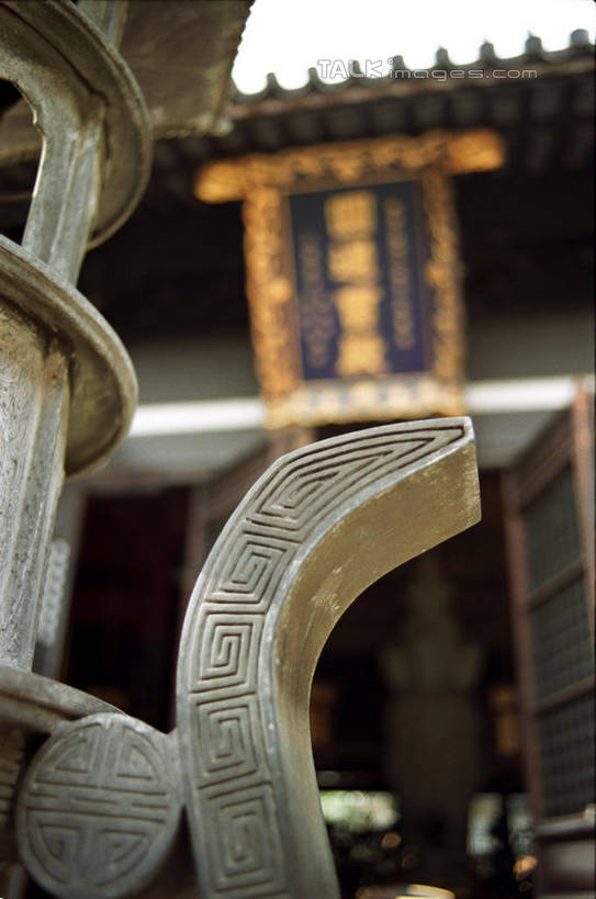 无人,寺庙,竖图,室外,特写,白天,仰视,旅游,度假,名胜古迹,标志建筑,地标,建筑,雕塑,上海,中国,亚洲,阴影,节日,朦胧,模糊,遗迹,艺术,装饰,光线,标志,雕刻,牌匾,文字,香炉,影子,字符,燃烧,古迹,文化,文物,娱乐,标识,建设,古建筑,真如寺,蓝色,蓝天,天空,阳光,香火,工艺品,庙宇,天,祈祷,享受,休闲,健康,汉字,旅游胜地,放松,许愿,宗教,信仰,晴朗,纪念,祈求,美术,祭奠,祭祀,申,中文,主题,祭坛,陈列,古文明,东亚,普陀区,上海市,万里无云,中华人民共和国,沪,华东地区,功能,美学,国文,华文,敬拜,平安,晴空,晴空万里,彩图,低角度拍摄,庙,寺,真如镇,shylt1