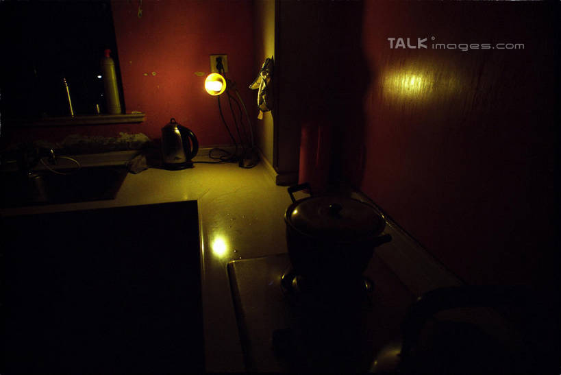 无人,横图,室内,夜晚,正面,厨房,厨具,照明,阴影,光线,壁灯,壶,影子,灯光,灯,水壶,茶壶,容器,灯具,灶具,照亮,照明设备,燃气灶,燃气具,彩图,灶间,shylt1