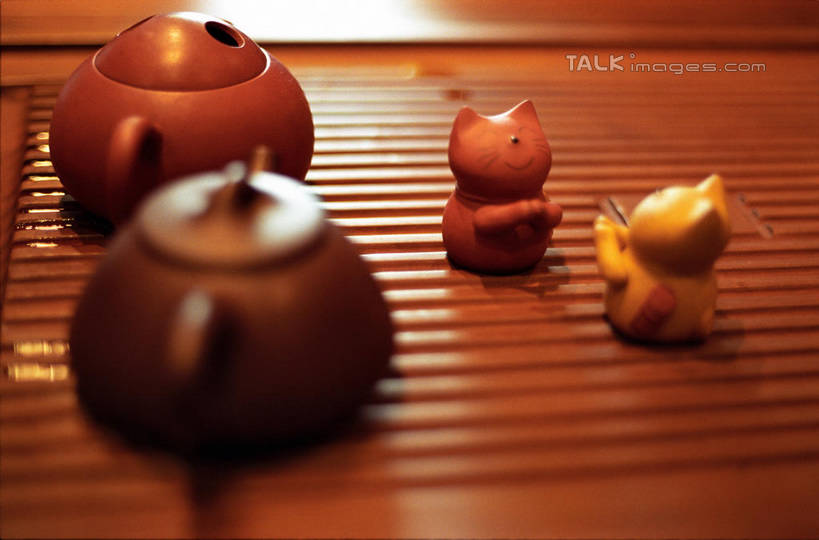 无人,横图,俯视,室内,特写,白天,宠物,猫,静物,雕塑,阴影,朦胧,模糊,艺术,装饰,反射,雕刻,雕像,壶,泥塑,影子,陶瓷,茶道,陶瓷制品,文化,茶楼,水壶,两个,动物,茶壶,容器,工艺品,茶馆,可爱,纪念,茶室,茶艺,环境,美术,主题,猫咪,陈列,东亚文化,功能,美学,礼法,修行,茶房,茶肆,彩图,高角度拍摄,茶文化,shylt1