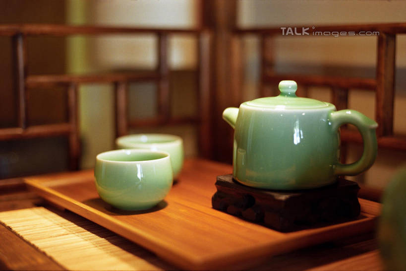 无人,横图,室内,特写,白天,正面,桌面,桌子,静物,杯子,工艺美术品,阴影,朦胧,模糊,艺术,反射,木制,壶,影子,陶瓷,木桌,茶道,陶瓷制品,艺术品,文化,茶楼,水壶,茶壶,木制品,容器,水杯,工艺品,茶馆,茶室,工艺,茶艺,环境,美术,东亚文化,礼法,修行,茶房,茶肆,茶杯,彩图,木桌子,茶文化,shylt1