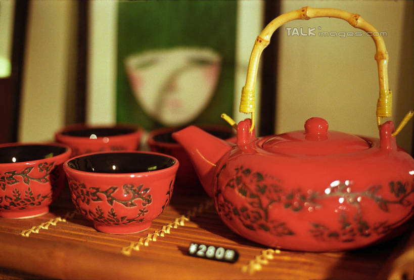 无人,横图,室内,特写,白天,正面,静物,杯子,阴影,朦胧,模糊,反射,壶,影子,陶瓷,茶道,陶瓷制品,文化,茶楼,水壶,茶壶,容器,水杯,茶馆,茶室,茶艺,环境,东亚文化,礼法,修行,茶房,茶肆,茶杯,彩图,茶文化,shylt1