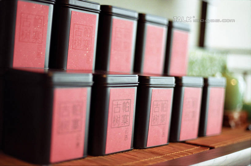 无人,横图,室内,特写,白天,正面,桌面,桌子,一排,许多,阴影,朦胧,模糊,整齐,并列,并排,反射,木制,木盒,影子,木桌,茶道,很多,文化,茶楼,排列,木制品,容器,茶馆,储藏,茶室,茶艺,环境,储存,队列,平行,东亚文化,礼法,修行,茶房,茶肆,彩图,木桌子,贮存,茶文化,shylt1