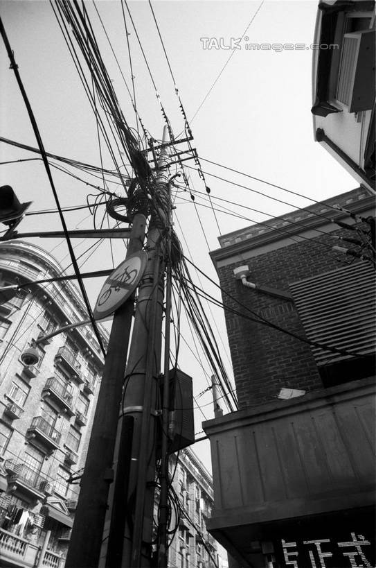 无人,家,竖图,黑白,室外,白天,仰视,旅游,度假,标志建筑,地标,建筑,上海,中国,亚洲,电力,电线,电线杆,线,房屋,屋子,公寓,电能,线路,娱乐,建设,洋房,楼房,住宅,天空,天,享受,休闲,旅游胜地,放松,武康大楼,电,淮海路,电源,申,能量,东亚,淮海中路,徐汇区,上海市,中华人民共和国,沪,华东地区,低角度拍摄,房子,东美特公寓,诺曼底公寓,shylt1