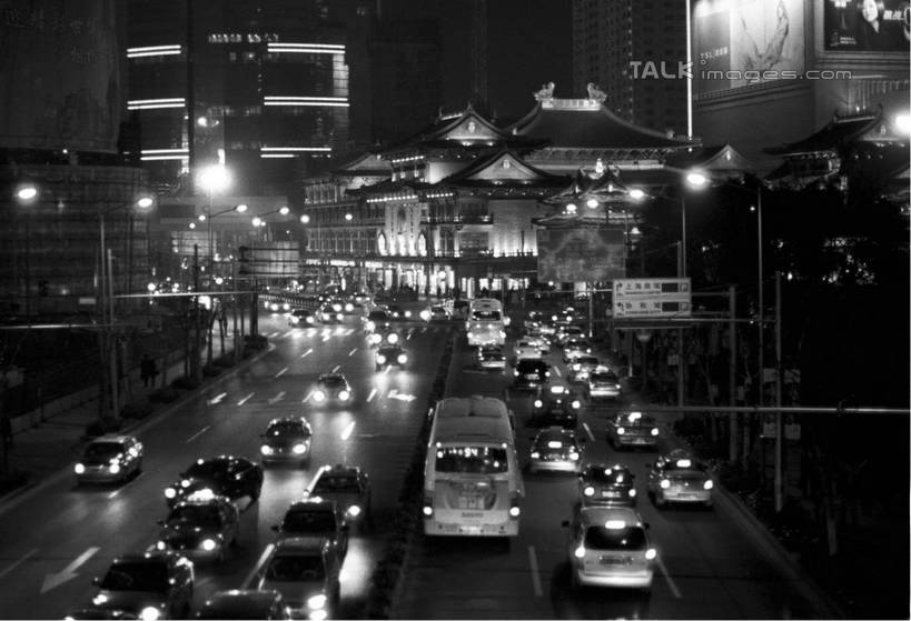 无人,高楼大厦,寺庙,横图,黑白,室外,夜晚,正面,旅游,度假,标志建筑,大厦,道路,地标,建筑,路,路灯,摩天大楼,夜景,公路,公共汽车,照明,上海,中国,亚洲,阴影,节日,朦胧,模糊,光线,影子,灯光,巴士,公交车,交通,燃烧,文化,娱乐,建设,车,灯,南京西路,香火,庙宇,交通工具,轿车,祈祷,享受,休闲,健康,旅游胜地,放松,许愿,宗教,信仰,纪念,静安寺,祈求,照亮,申,照明设备,载具,东亚,静安区,上海市,中华人民共和国,沪,华东地区,平安,马路,大楼,高层建筑,高楼,庙,摩天楼,寺,静安古寺,shylt1