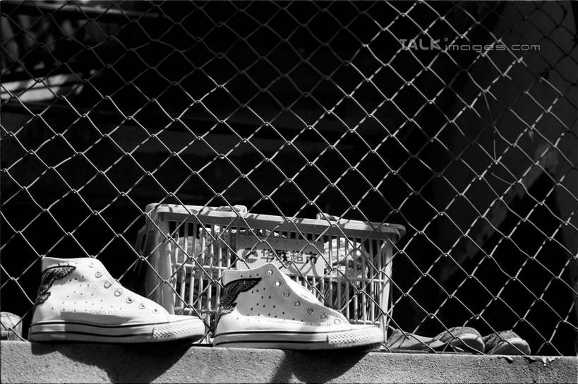 无人,横图,黑白,室外,白天,正面,窗户,鞋子,金属制品,阴影,光线,金属,影子,铁丝网,玻璃窗,窗台,阳光,帆布鞋,休闲鞋,铁蒺藜,shylt1