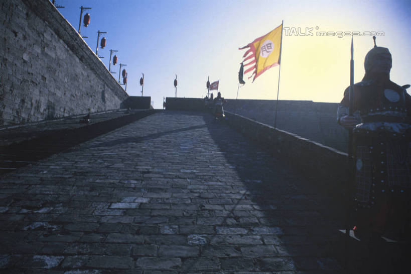 无人,横图,室外,白天,正面,旅游,度假,石头,名胜古迹,标志建筑,地标,建筑,旗帜,照明,一排,许多,吊挂,悬挂,阴影,遗迹,整齐,飘扬,光线,灯笼,石子,影子,纸灯笼,墙,地面,挂,古迹,文物,娱乐,城门,建设,城墙,古建筑,墙壁,排列,红色,蓝色,灰色,阳光,灯具,享受,休闲,旅游胜地,放松,飘逸,照亮,照明设备,队列,飞扬,古文明,石块,岩石,半身,彩图,shylt1