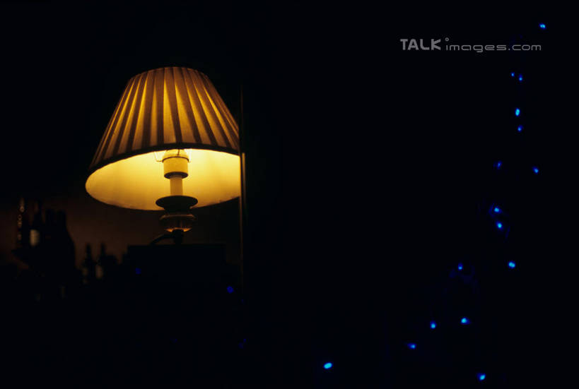 无人,横图,室内,夜晚,正面,台灯,照明,上海,中国,亚洲,阴影,光线,影子,灯光,泰康路,田子坊,玻璃制品,灯,酒瓶,玻璃瓶,瓶子,灯具,照亮,申,照明设备,卢湾区,东亚,上海市,中华人民共和国,沪,华东地区,彩图,shylt1