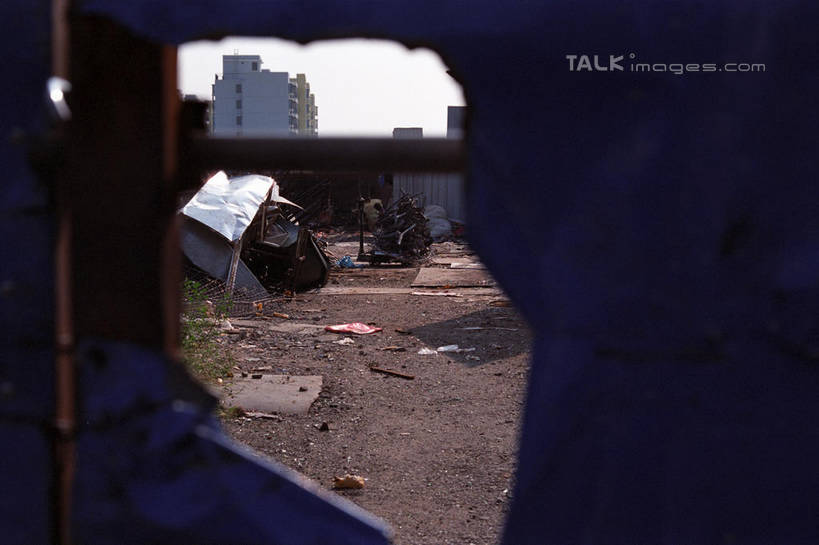 无人,家,横图,室外,白天,正面,上海,中国,亚洲,阴影,破旧,陈旧,光线,影子,房屋,屋子,公寓,垃圾,洋房,楼房,住宅,天空,阳光,天,肮脏,申,残破,东亚,邋遢,上海市,中华人民共和国,沪,华东地区,龌龊,污秽,彩图,房子,shylt1