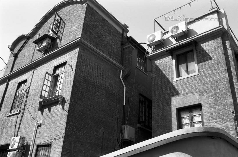 无人,家,横图,黑白,室外,白天,仰视,度假,美景,窗户,城市风光,城市,上海,中国,亚洲,阴影,光线,电器,影子,房屋,墙,屋子,景观,公寓,娱乐,洋房,楼房,玻璃窗,墙壁,墙面,住宅,空调,天空,阳光,天,享受,休闲,景色,放松,申,调节,舒适,家电,家用电器,调整,东亚,上海市,中华人民共和国,沪,华东地区,空气调节器,低角度拍摄,房子,shylt1