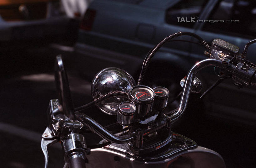 无人,横图,室外,特写,白天,正面,摩托车,一辆,阴影,朦胧,模糊,光线,标志,数字,文字,影子,字符,指针,标识,车,阳光,交通工具,阿拉伯数字,载具,仪表盘,仪表,彩图,shylt1