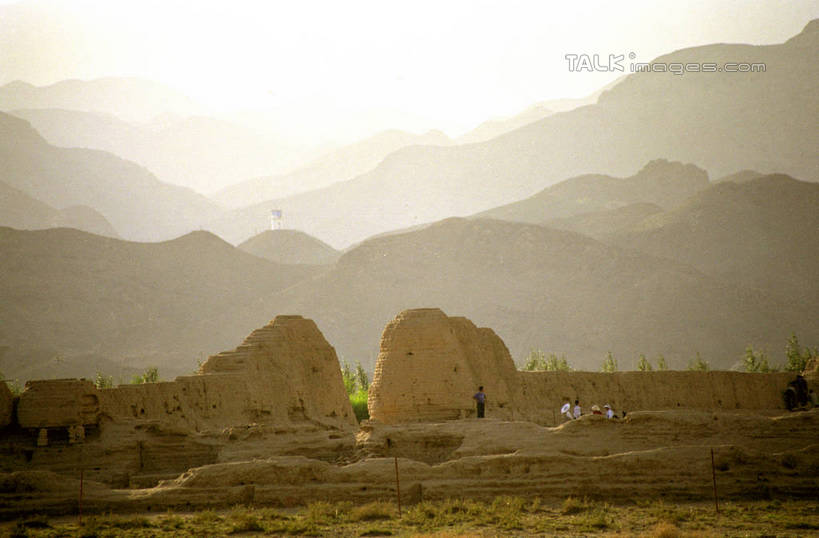 无人,横图,室外,白天,正面,旅游,度假,石头,美景,名胜古迹,日落,山,山脉,标志建筑,地标,建筑,中国,亚洲,阴影,遗迹,光线,石子,影子,景观,山顶,山峰,晚霞,霞光,落日,山峦,古迹,文物,娱乐,建设,古建筑,阳光,自然,黄昏,群山,享受,休闲,墓地,旅游胜地,景色,彩霞,放松,坟墓,陵墓,自然风光,坟场,古文明,东亚,宁夏,西夏王陵,银川,首府,中华人民共和国,西北地区,银川市,宁夏回族自治区,宁,颠峰,极峰,夕照,薄暮,石块,夕阳,彩图,傍晚,贺兰山,西夏帝陵,斜阳,shzwj1