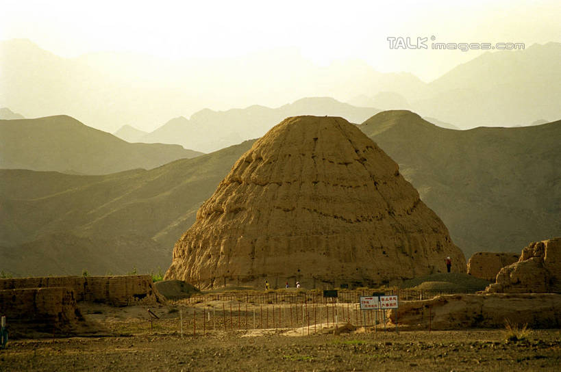 无人,横图,室外,白天,正面,旅游,度假,石头,美景,名胜古迹,日落,山,山脉,标志建筑,地标,建筑,中国,亚洲,阴影,遗迹,光线,石子,影子,景观,山顶,山峰,晚霞,霞光,落日,山峦,古迹,文物,娱乐,建设,古建筑,阳光,自然,黄昏,群山,享受,休闲,墓地,旅游胜地,景色,彩霞,放松,坟墓,陵墓,自然风光,坟场,古文明,东亚,宁夏,西夏王陵,银川,首府,中华人民共和国,西北地区,银川市,宁夏回族自治区,宁,颠峰,极峰,夕照,薄暮,石块,夕阳,彩图,傍晚,贺兰山,西夏帝陵,斜阳,shzwj1