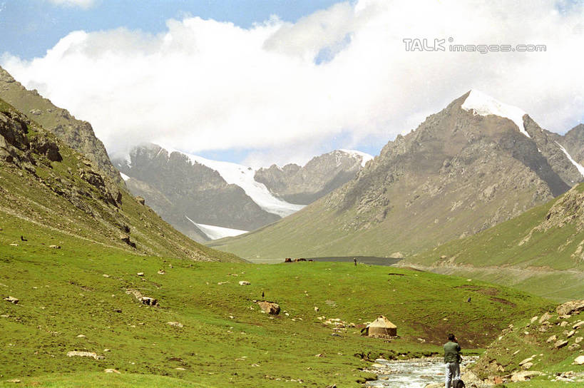 无人,横图,室外,白天,正面,旅游,度假,草地,草坪,石头,美景,山,雪,雪山,植物,大雪,中国,亚洲,阴影,光线,石子,影子,冰,积雪,景观,山顶,山峰,雪景,云,云朵,冬季,冬天,山峦,云彩,娱乐,草,蓝色,绿色,白云,蓝天,天空,阳光,自然,天,享受,休闲,景色,放松,寒冷,晴朗,冰冷,自然风光,东亚,沉积岩,乌鲁木齐,新疆,一号冰川,首府,中华人民共和国,严寒,冰凉,酷寒,凛冽,凛凛,极冷,乌鲁木齐市,新疆维吾尔自治区,西北地区,颠峰,极峰,水成岩,石块,岩石,晴空,彩图,天山乌鲁木齐河源1号冰川,新,shzwj1