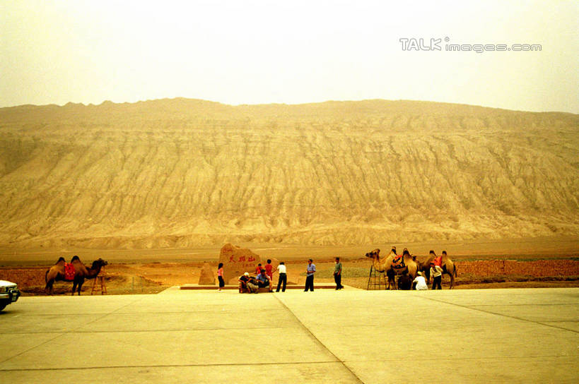 东方人,站,横图,室外,白天,正面,旅游,度假,石头,美景,日落,沙漠,山,山脉,中国,亚洲,行人,游客,游人,阴影,服装,光线,石子,影子,景观,山顶,山峰,晚霞,霞光,落日,山峦,许多人,注视,休闲装,黄种人,娱乐,路人,旅客,衣服,阳光,自然,黄昏,群山,观察,看,站着,一群人,享受,休闲,休闲服,景色,彩霞,放松,服饰,观看,察看,关注,自然风光,东亚,火焰山,吐鲁番,新疆,中华人民共和国,新疆维吾尔自治区,西北地区,颠峰,极峰,夕照,薄暮,过客,男人,男性,年轻男性,年轻女性,女人,女性,亚洲人,大漠,砂漠,石块,夕阳,站立,彩图,全身,傍晚,火洲,吐鲁番地区,斜阳,新,shzwj1