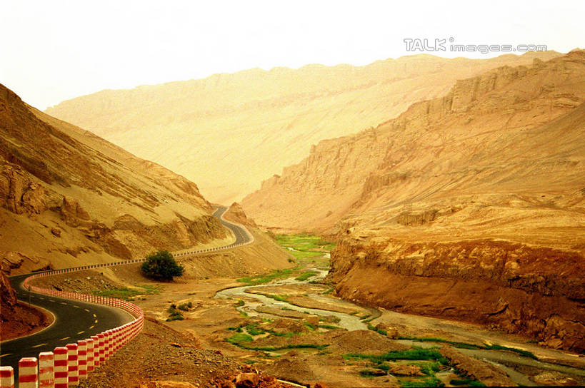 无人,横图,室外,白天,正面,旅游,度假,石头,美景,名胜古迹,日落,山,山脉,标志建筑,道路,地标,建筑,路,公路,中国,亚洲,阴影,遗迹,光线,石子,影子,景观,山顶,山峰,晚霞,霞光,落日,交通,山峦,古迹,文物,娱乐,建设,古建筑,阳光,自然,黄昏,群山,享受,休闲,旅游胜地,景色,彩霞,放松,自然风光,古文明,东亚,交河故城,吐鲁番,新疆,中华人民共和国,新疆维吾尔自治区,西北地区,颠峰,极峰,夕照,薄暮,亚尔乡,石块,夕阳,马路,彩图,傍晚,火洲,吐鲁番地区,斜阳,新,shzwj1