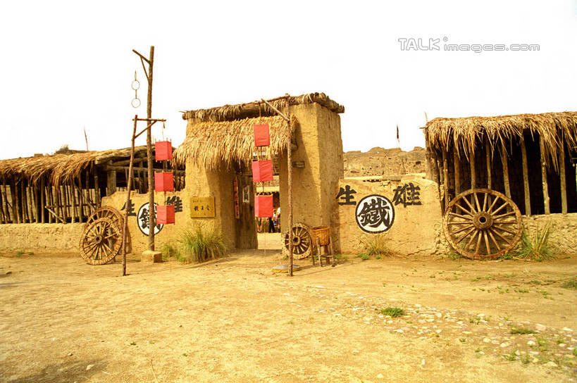 无人,家,木屋,横图,室外,白天,正面,旅游,度假,名胜古迹,标志建筑,地标,建筑,照明,中国,亚洲,吊挂,悬挂,阴影,遗迹,光线,木制,灯笼,影子,纸灯笼,挂,古迹,文物,娱乐,建设,古建筑,住宅,阳光,车轮,木制品,灯具,享受,休闲,旅游胜地,放松,照亮,照明设备,古文明,东亚,宁夏,银川,镇北堡影视城,首府,中华人民共和国,西北地区,银川市,宁夏回族自治区,宁,彩图,茅舍,茅屋,棚屋,小木屋,小屋,镇北堡,shzwj1
