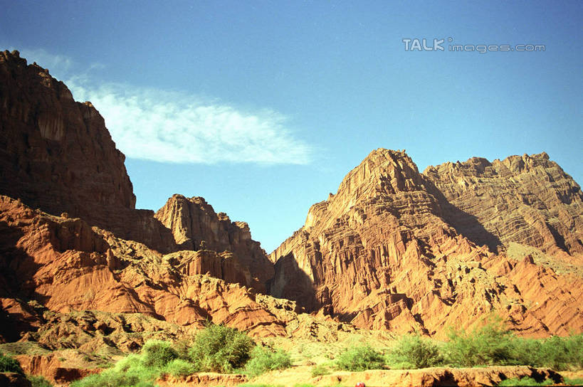无人,横图,室外,白天,仰视,旅游,度假,草地,石头,美景,山,山脉,植物,中国,亚洲,阴影,光线,石子,影子,景观,山顶,山峰,云,云朵,山峦,云彩,娱乐,草,蓝色,绿色,白云,蓝天,天空,阳光,自然,群山,天,享受,休闲,景色,放松,晴朗,自然风光,东亚,库车,天山大峡谷,新疆,中华人民共和国,新疆维吾尔自治区,西北地区,颠峰,极峰,石块,晴空,彩图,低角度拍摄,阿克苏地区,库车大峡谷,库车县,新,shzwj1