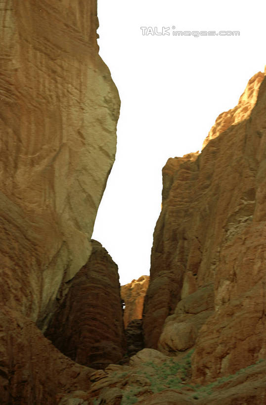 无人,竖图,室外,白天,仰视,旅游,度假,石头,美景,山,山脉,中国,亚洲,阴影,光线,石子,影子,景观,山顶,山峰,山峦,娱乐,蓝色,蓝天,天空,阳光,自然,群山,天,享受,休闲,景色,放松,晴朗,自然风光,东亚,库车,天山大峡谷,新疆,万里无云,中华人民共和国,新疆维吾尔自治区,西北地区,颠峰,极峰,石块,晴空,晴空万里,彩图,低角度拍摄,阿克苏地区,库车大峡谷,库车县,新,shzwj1