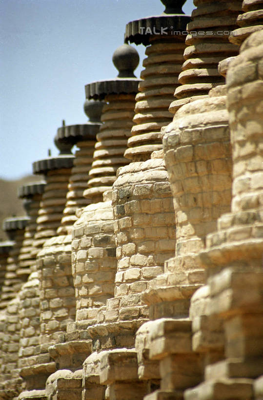 无人,竖图,室外,白天,仰视,旅游,度假,石头,名胜古迹,标志建筑,地标,建筑,中国,亚洲,阴影,遗迹,光线,石子,影子,塔,古迹,文物,娱乐,建设,古建筑,宝塔,佛塔,蓝色,蓝天,天空,阳光,天,享受,休闲,旅游胜地,放松,晴朗,古文明,东亚,宁夏,108塔,银川,万里无云,首府,中华人民共和国,西北地区,银川市,宁夏回族自治区,宁,浮图,浮屠,石块,晴空,晴空万里,彩图,低角度拍摄,塔婆,浮图塔,浮头,佛图,青铜峡拦河大坝,shzwj1