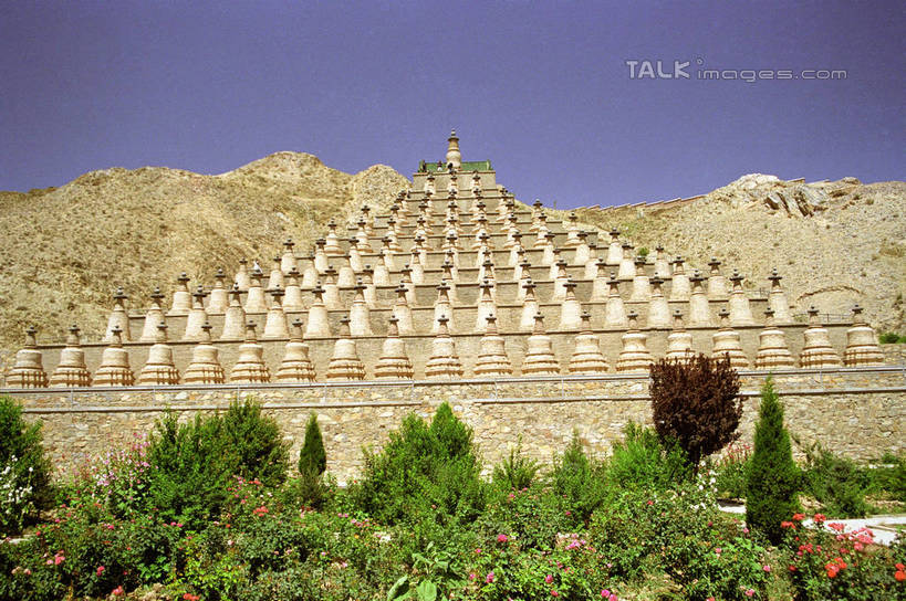 无人,横图,室外,白天,仰视,旅游,度假,石头,名胜古迹,山,山脉,树林,植物,标志建筑,地标,建筑,中国,亚洲,阴影,遗迹,光线,石子,影子,山顶,山峰,塔,山峦,古迹,文物,娱乐,建设,古建筑,宝塔,佛塔,树,树木,蓝色,绿色,蓝天,天空,阳光,自然,群山,天,享受,休闲,旅游胜地,放松,生长,晴朗,成长,古文明,东亚,宁夏,108塔,银川,万里无云,首府,中华人民共和国,西北地区,银川市,宁夏回族自治区,宁,颠峰,极峰,浮图,浮屠,石块,晴空,晴空万里,彩图,低角度拍摄,塔婆,浮图塔,浮头,佛图,青铜峡拦河大坝,shzwj1
