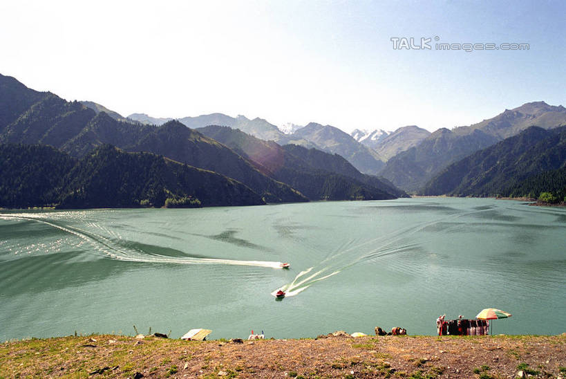 无人,横图,室外,白天,正面,旅游,度假,湖,湖泊,石头,美景,山,水,雪,雪山,大雪,船,中国,亚洲,阴影,波纹,飞溅,溅,光线,石子,液体,影子,冰,湖面,积雪,景观,山顶,山峰,水滴,水流,水面,雪景,冬季,冬天,木船,山峦,娱乐,水珠,蓝色,蓝天,水纹,天空,阳光,自然,船尾波,交通工具,波浪,湖水,天,享受,休闲,景色,放松,寒冷,晴朗,冰冷,舟,喷洒,自然风光,载具,东亚,丝绸之路,天池,天山,新疆,万里无云,首府,中华人民共和国,严寒,冰凉,酷寒,凛冽,凛凛,极冷,新疆维吾尔自治区,西北地区,白山,颠峰,极峰,新疆天池,石块,晴空,晴空万里,彩图,新,shzwj1