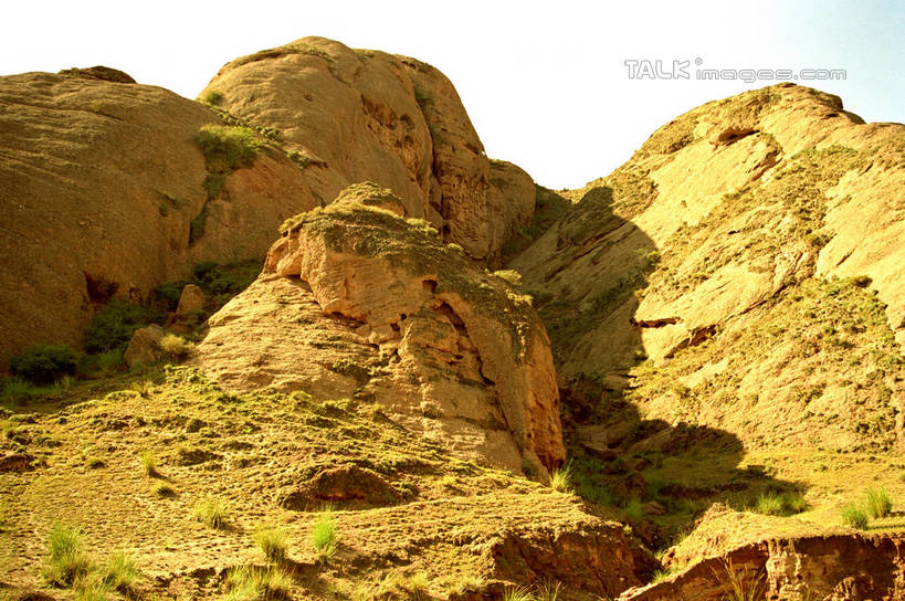 无人,横图,室外,白天,仰视,旅游,度假,石头,美景,山,山脉,中国,亚洲,阴影,光线,石子,影子,景观,山顶,山峰,云,云朵,山峦,云彩,娱乐,蓝色,白云,蓝天,天空,阳光,自然,群山,天,享受,休闲,景色,放松,晴朗,自然风光,东亚,宁夏,沙坡头,中卫,中华人民共和国,西北地区,宁夏回族自治区,宁,中卫市,颠峰,极峰,石块,晴空,彩图,低角度拍摄,宁夏中卫寺口风景区,shzwj1