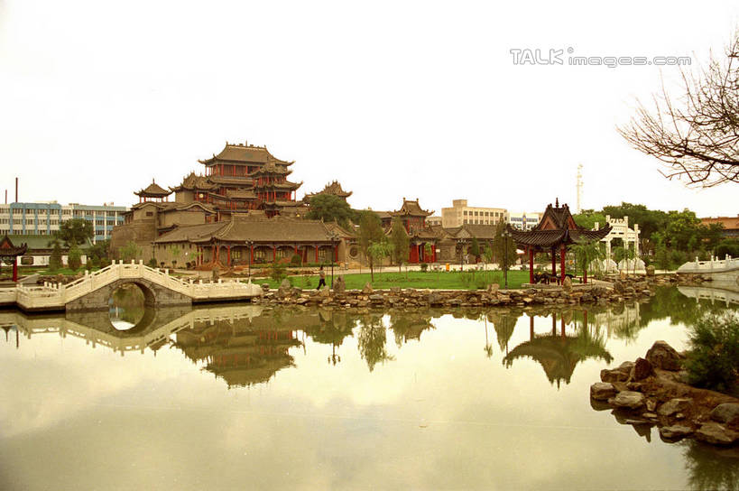 无人,寺庙,栏杆,横图,室外,白天,正面,旅游,度假,草地,草坪,河流,石头,名胜古迹,水,植物,标志建筑,地标,建筑,中国,亚洲,阴影,波纹,节日,遗迹,光线,石子,影子,河水,水流,围栏,桥,涟漪,燃烧,古迹,文化,文物,娱乐,建设,古建筑,石桥,护栏,拱桥,栈桥,草,树,树木,绿色,倒影,水纹,阳光,自然,香火,庙宇,波浪,祈祷,享受,休闲,健康,旅游胜地,放松,许愿,宗教,信仰,拱形,生长,成长,纪念,人行桥,石拱桥,祈求,倒映,古文明,东亚,宁夏,高庙,中卫,中华人民共和国,水晕,西北地区,宁夏回族自治区,宁,中卫市,反照,平安,石块,彩图,庙,寺,shzwj1