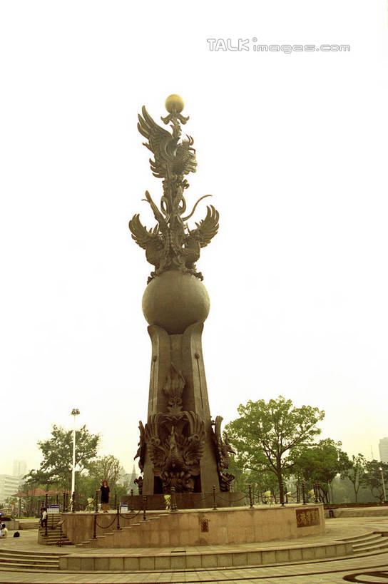 无人,竖图,室外,白天,仰视,度假,成功,美景,植物,城市风光,城市,雕塑,中国,亚洲,阴影,艺术,装饰,光线,龙,雕刻,雕像,影子,柱子,景观,娱乐,树,树木,绿色,阳光,自然,工艺品,享受,休闲,景色,放松,生长,成长,纪念,美术,高贵,主题,图腾,传说,陈列,东亚,安徽,安徽省,鸠兹广场,芜湖,中华人民共和国,华东地区,功能,美学,祥瑞,皖,灵兽,权势,尊荣,芜湖市,图腾柱,幸运,彩图,低角度拍摄,shzwj1