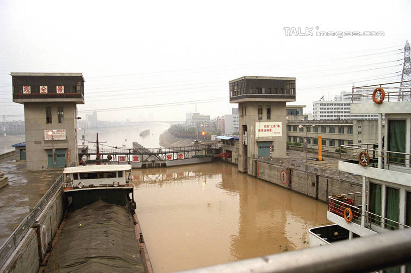 无人,码头,横图,室外,白天,正面,度假,河流,美景,水,城市风光,城市,港口,轮船,船,长江三峡,重庆,中国,亚洲,阴影,波纹,光线,影子,河水,景观,水流,涟漪,娱乐,倒影,水纹,阳光,交通工具,波浪,享受,休闲,景色,放松,倒映,载具,东亚,坛子岭,湖北,湖北省,中华人民共和国,水晕,西南地区,重庆市,渝,奉节县,巫山县,华中地区,鄂,宜昌,宜昌市,恩施,恩施州,恩施土家族苗族自治州,反照,巴东县,彩图,摆渡口,埠头,渡口,渡头,港湾,海港,货运码头,口岸,商港,白帝城,南津关,秭归,秭归县,长江三峡工程坛子岭旅游区,shzwj1