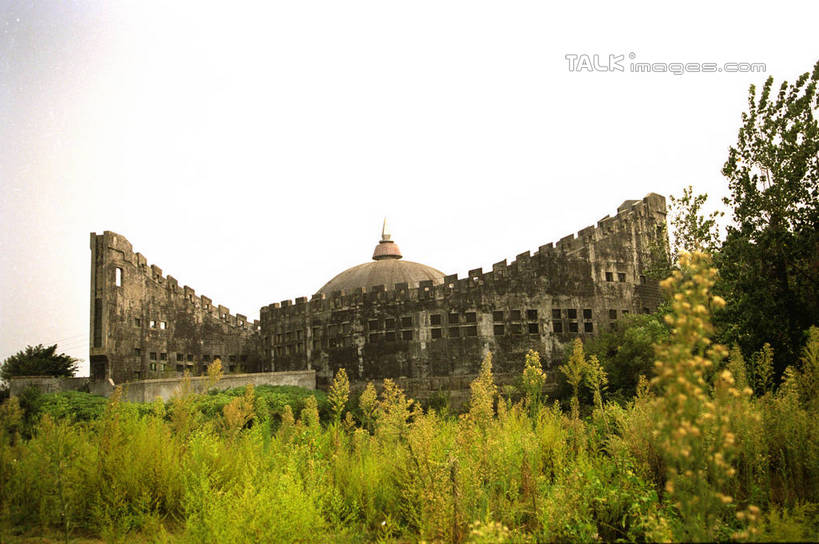 无人,横图,室外,白天,正面,旅游,度假,石头,美景,名胜古迹,植物,标志建筑,地标,建筑,中国,亚洲,阴影,遗迹,光线,石子,影子,墙,景观,古迹,文物,娱乐,建设,古建筑,墙壁,墙面,树,树木,蓝色,绿色,蓝天,天空,阳光,自然,天,享受,休闲,旅游胜地,景色,放松,生长,晴朗,成长,自然风光,古文明,东亚,湖北,赤壁,湖北省,万里无云,中华人民共和国,华中地区,鄂,石块,晴空,晴空万里,彩图,赤壁市,shzwj1