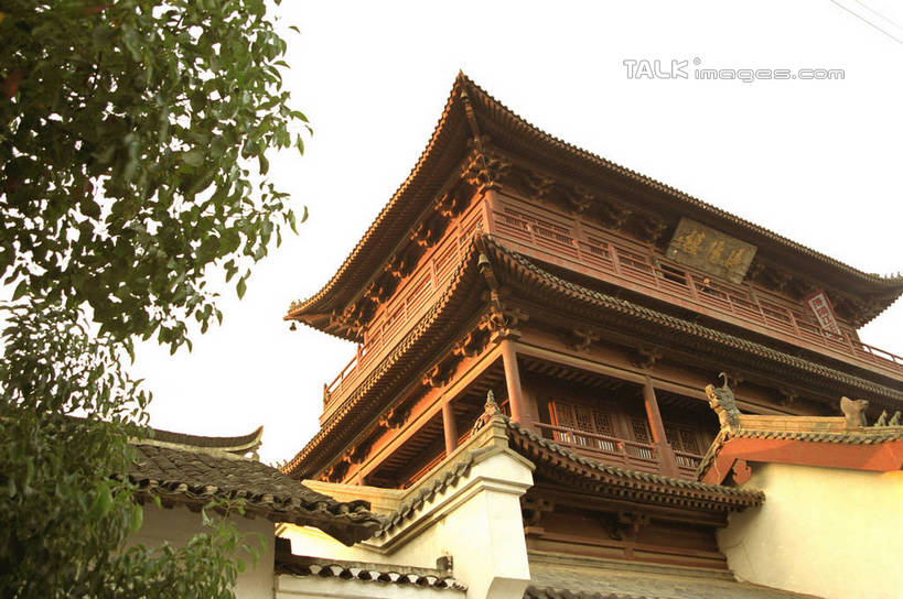 无人,横图,室外,白天,仰视,旅游,度假,名胜古迹,植物,标志建筑,地标,建筑,雕塑,中国,亚洲,阴影,遗迹,艺术,装饰,光线,标志,雕刻,牌匾,瓦片,文字,影子,字符,屋顶,顶棚,瓦,古迹,文化,文物,娱乐,标识,建设,古建筑,江西,树,树木,绿色,阳光,自然,工艺品,享受,休闲,汉字,旅游胜地,放松,建造,生长,成长,纪念,美术,中文,主题,陈列,古文明,东亚,屋瓦,浔阳楼,九江,江西省,中华人民共和国,华东地区,功能,美学,国文,华文,赣,九江市,彩图,低角度拍摄,shzwj1