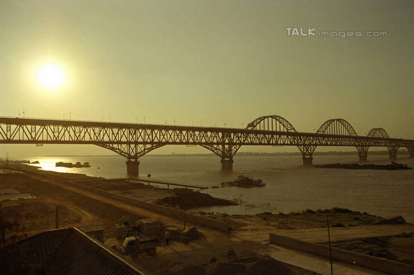 无人,横图,室外,白天,正面,旅游,度假,河流,石头,日落,沙滩,水,标志建筑,大桥,地标,建筑,立交桥,桥梁,中国,亚洲,阴影,波纹,光线,沙子,石子,影子,河岸,河水,河滩,水流,晚霞,霞光,落日,高架,斜拉桥,桥,涟漪,沙地,背光,娱乐,建设,江西,倒影,水纹,阳光,黄昏,波浪,享受,休闲,旅游胜地,彩霞,放松,倒映,逆光,东亚,湖北,九江,九江长江大桥,湖北省,江西省,中华人民共和国,水晕,赣,华中地区,鄂,黄冈,黄冈市,九江市,夕照,反照,薄暮,石块,夕阳,彩图,傍晚,黄梅县,斜阳,shzwj1