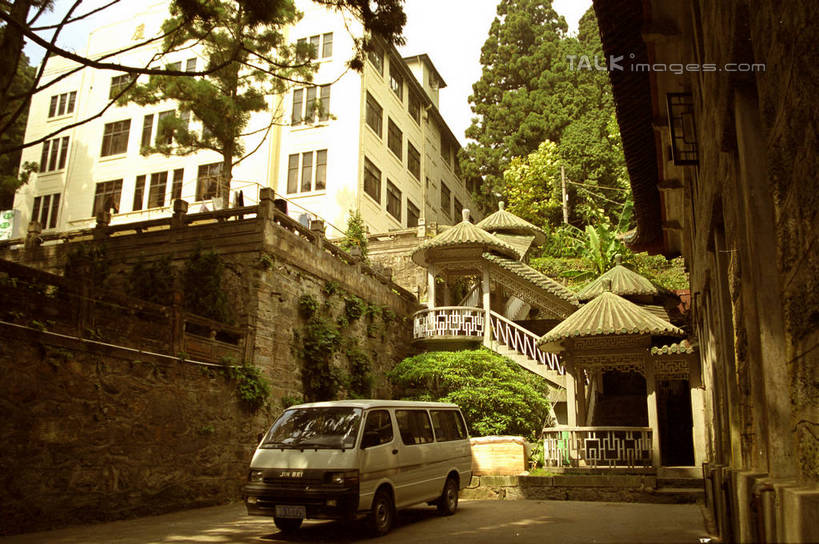 无人,家,横图,室外,白天,仰视,旅游,度假,石头,名胜古迹,植物,标志建筑,道路,地标,建筑,路,公路,汽车,庐山,中国,亚洲,阴影,遗迹,光线,石子,影子,房屋,墙,屋子,公寓,交通,面包车,古迹,文物,娱乐,建设,古建筑,江西,洋房,楼房,墙壁,墙面,住宅,车,树,树木,绿色,阳光,自然,交通工具,享受,休闲,旅游胜地,放松,生长,成长,载具,古文明,东亚,九江,江西省,中华人民共和国,华东地区,赣,九江市,庐山国家公园,石块,马路,彩图,低角度拍摄,房子,shzwj1