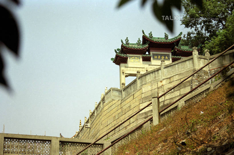 无人,栏杆,横图,室外,白天,正面,旅游,度假,石头,名胜古迹,植物,标志建筑,地标,建筑,雕塑,庐山,中国,亚洲,阴影,遗迹,艺术,装饰,光线,标志,雕刻,牌匾,石子,文字,影子,字符,墙,围栏,古迹,文化,文物,娱乐,标识,建设,古建筑,江西,护栏,墙壁,墙面,树,树木,蓝色,绿色,蓝天,天空,阳光,自然,工艺品,天,享受,休闲,汉字,旅游胜地,放松,生长,晴朗,成长,纪念,美术,中文,主题,陈列,古文明,东亚,九江,江西省,万里无云,中华人民共和国,华东地区,功能,美学,国文,华文,赣,九江市,庐山国家公园,石块,晴空,晴空万里,彩图,shzwj1