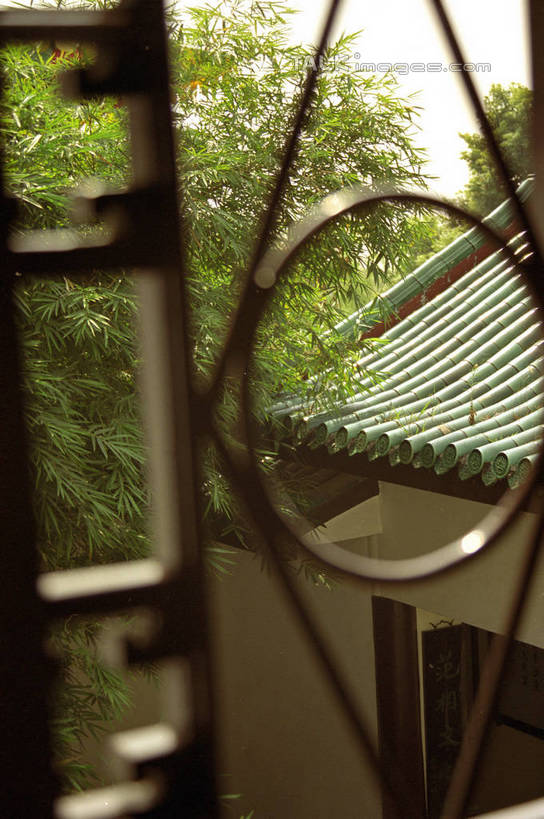 无人,竖图,室外,白天,正面,旅游,度假,名胜古迹,植物,窗户,标志建筑,地标,建筑,庐山,中国,亚洲,阴影,遗迹,光线,瓦片,影子,屋顶,顶棚,瓦,古迹,文物,娱乐,建设,古建筑,江西,玻璃窗,树,树木,绿色,阳光,自然,享受,休闲,旅游胜地,放松,建造,生长,成长,古文明,东亚,屋瓦,九江,江西省,中华人民共和国,华东地区,赣,九江市,庐山国家公园,彩图,shzwj1