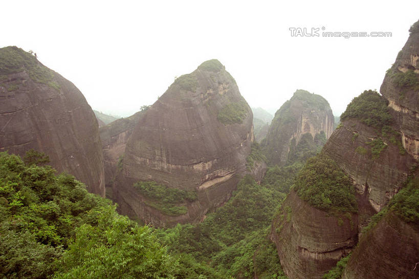无人,横图,室外,白天,正面,旅游,度假,石头,美景,森林,山,山脉,树林,植物,雾,中国,亚洲,阴影,朦胧,模糊,光线,石子,影子,景观,山顶,山峰,山峦,娱乐,树,树木,绿色,阳光,自然,群山,享受,休闲,景色,放松,生长,成长,迷雾,自然风光,东亚,湖南,八角寨,湖南省,中华人民共和国,华中地区,湘,邵阳,邵阳市,颠峰,极峰,石块,大雾,彩图,新宁县,shzwj1