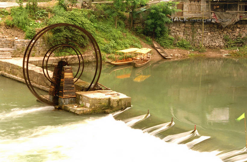 无人,家,横图,室外,白天,正面,旅游,度假,农业,灌溉,河流,名胜古迹,水,植物,标志建筑,地标,建筑,船,中国,亚洲,阴影,波纹,遗迹,光线,凤凰,工具,影子,房屋,屋子,河水,水流,木船,水车,涟漪,古迹,文物,娱乐,建设,古建筑,楼房,住宅,树,树木,绿色,倒影,水纹,阳光,自然,交通工具,波浪,享受,休闲,旅游胜地,放松,生长,成长,倒映,舟,载具,古文明,东亚,农具,湖南,湖南省,凤凰古城,中华人民共和国,水晕,华中地区,湘,孔明车,天车,反照,凤凰县,彩图,房子,shzwj1