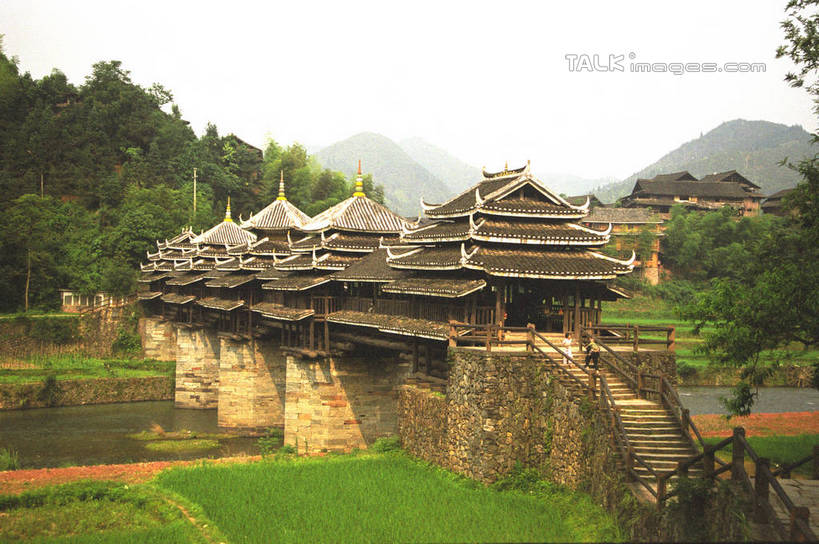 无人,栏杆,横图,室外,白天,正面,旅游,度假,草地,草坪,石头,美景,名胜古迹,山,山脉,植物,楼梯,标志建筑,地标,建筑,中国,亚洲,阴影,遗迹,光线,凤凰,扶手,石子,瓦片,影子,阶梯,屋顶,景观,山顶,山峰,山峦,顶棚,瓦,古迹,文物,娱乐,建设,古建筑,护栏,台阶,草,树,树木,绿色,阳光,自然,群山,享受,休闲,旅游胜地,景色,放松,建造,生长,成长,自然风光,古文明,东亚,屋瓦,湖南,廊桥,湖南省,凤凰古城,中华人民共和国,华中地区,湘,颠峰,极峰,凤凰县,蜈蚣桥,石块,虹桥,彩图,shzwj1