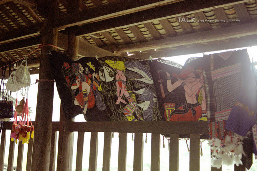 无人,栏杆,横图,室内,白天,正面,旅游,度假,名胜古迹,标志建筑,地标,建筑,中国,亚洲,吊挂,悬挂,花纹,遗迹,凤凰,布,图案,瓦片,屋顶,围栏,挂,顶棚,布纹,瓦,古迹,文物,娱乐,建设,古建筑,护栏,享受,休闲,旅游胜地,放松,建造,布匹,古文明,东亚,屋瓦,湖南,廊桥,湖南省,凤凰古城,中华人民共和国,华中地区,湘,凤凰县,蜈蚣桥,虹桥,彩图,shzwj1